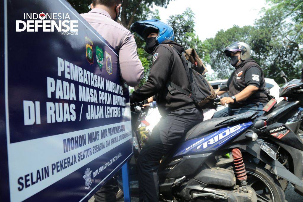 Sinergitas TNI-Polri Lakukan Pembatasan Mobilitas Pada Masa PPKM