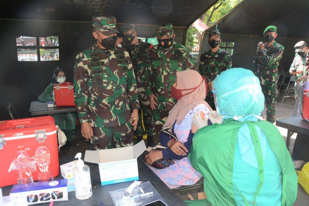 Pangdam Siliwangi Mayjen TNI Agus Subiyanto Tinjau Vaksinasi Reguler