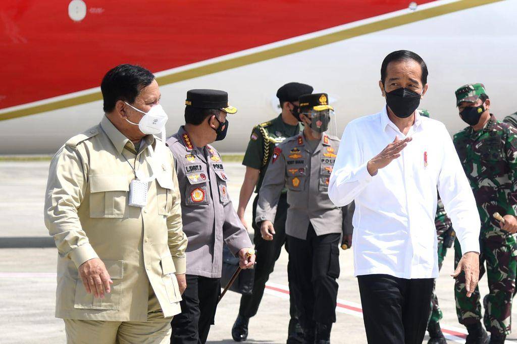 Presiden Jokowi Bersama Menhan Prabowo di Kalimantan Timur