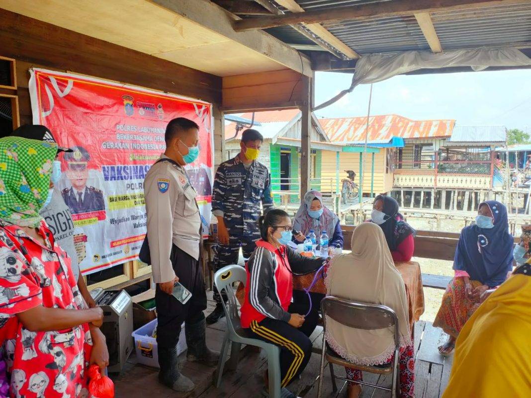 Danlanal Perintahkan Babinpotmar TNI AL Lanal TBA Pantau Serbuan Vaksinasi