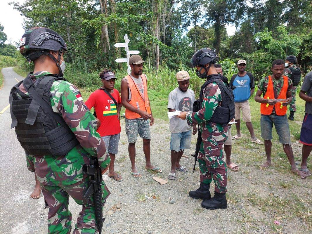 Satgas Yonif 512/QY BagiKan Masker di Perbatasan Papua