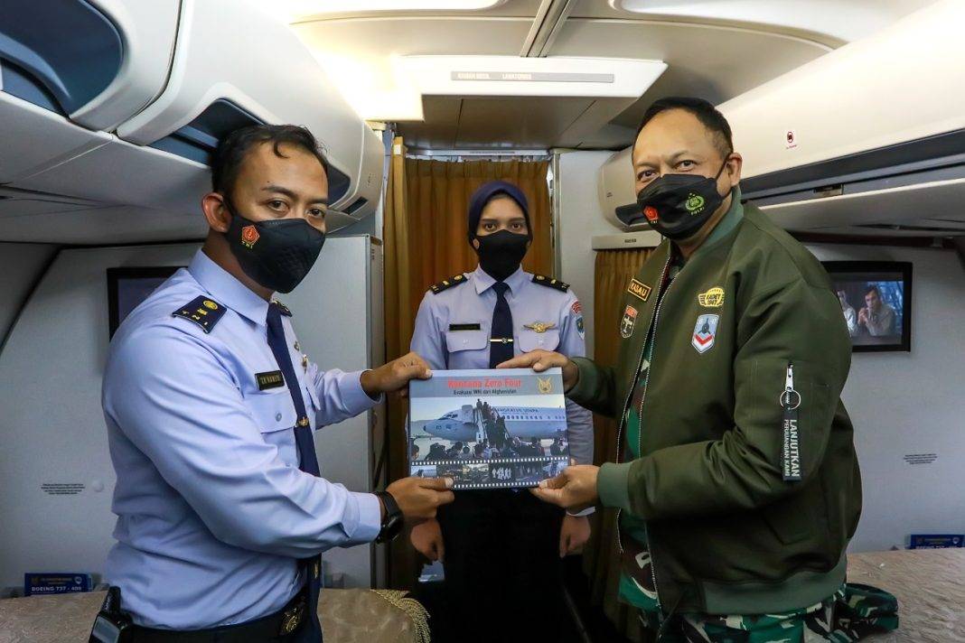 Apresiasi Skadron 17, KSAU Serahkan Buku Kencana Zero Four