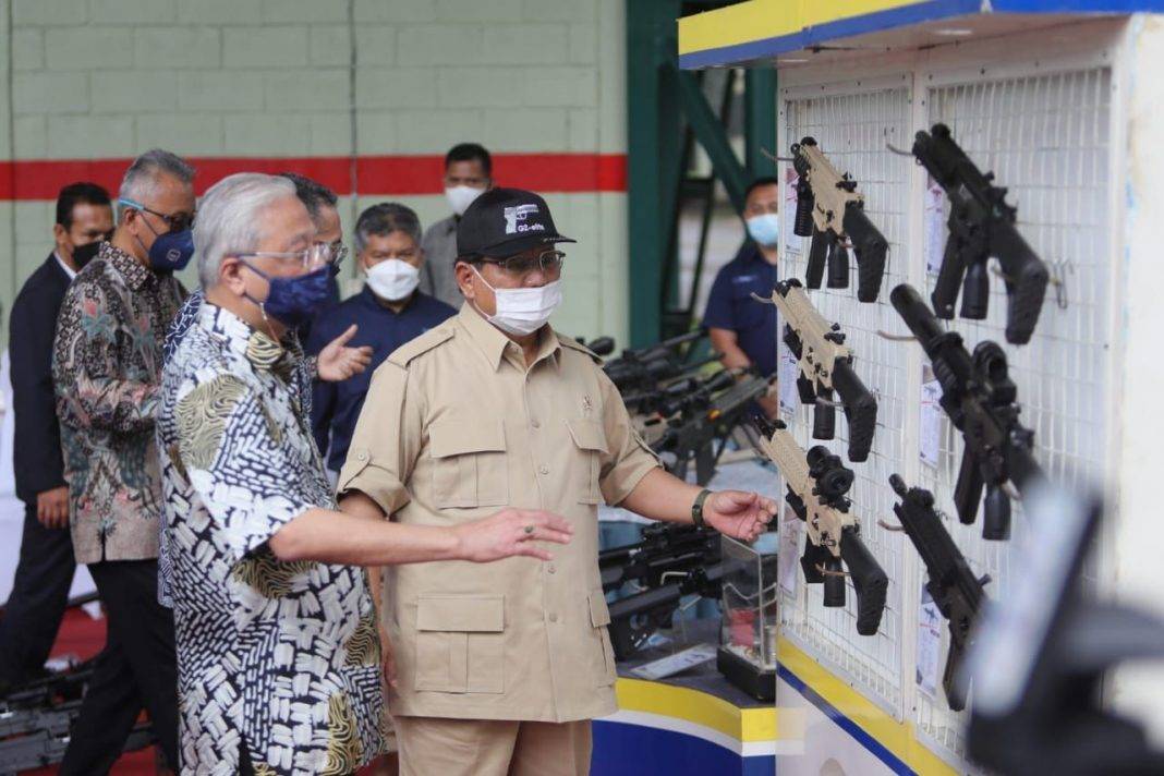 PM Malaysia Unjuk Keahlian Menembak Dengan Senjata SS2-V2 Buatan Pindad