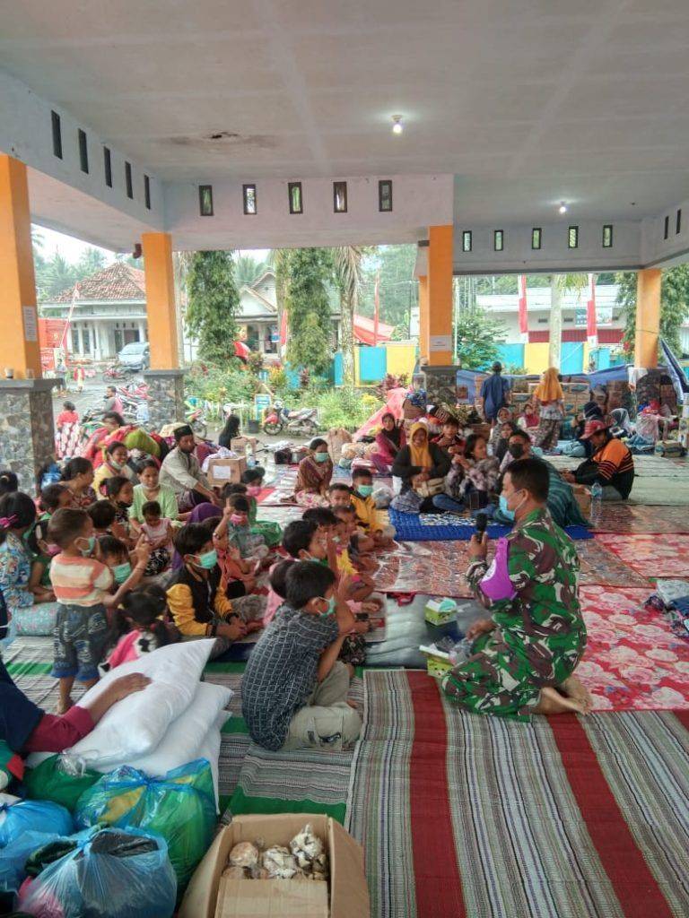 Dinas Psikologi TNI AL Beri Bantuan Healing kepada Anak-Anak Pengungsi Semeru