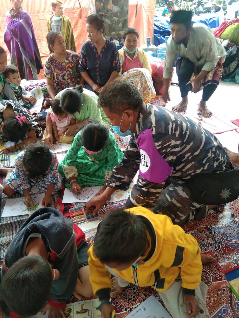 Dinas Psikologi TNI AL Beri Bantuan Healing kepada Anak-Anak Pengungsi Semeru