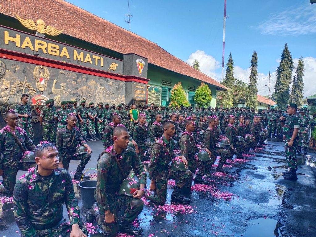 21 Orang Prajurit Yonarmed 11 Kostrad Laksanakan Tradisi Masuk Satuan