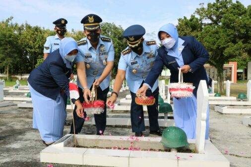 Dalam Rangka Menyambut HUT ke-76 TNI AU, Lanud Iswahjudi dan Insub Ziarah ke TMP Madiun dan Magetan