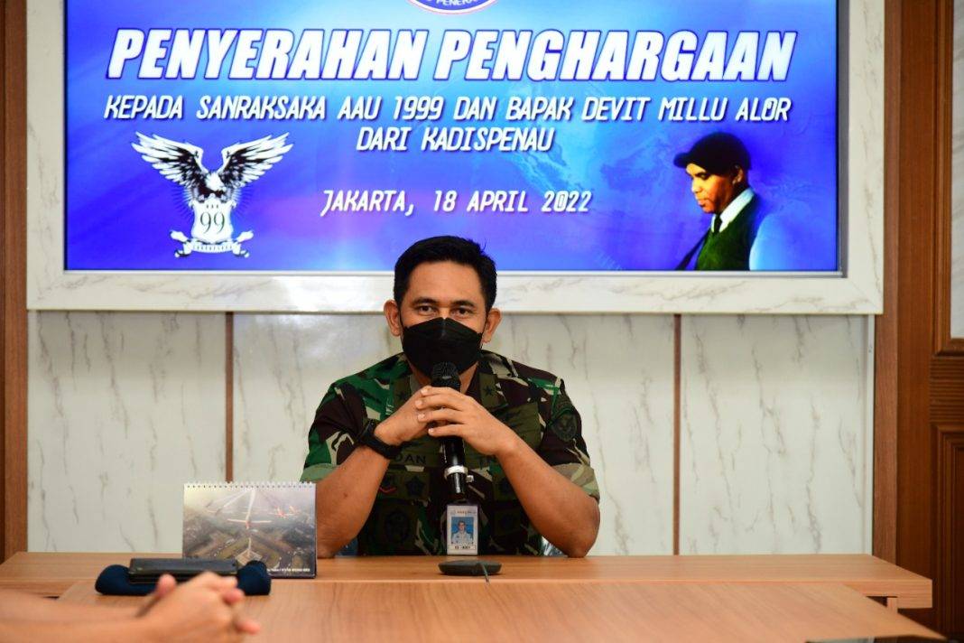 TNI AU Beri Apresiasi kepada Sanraksaka dan Musisi Devit Millu Alor