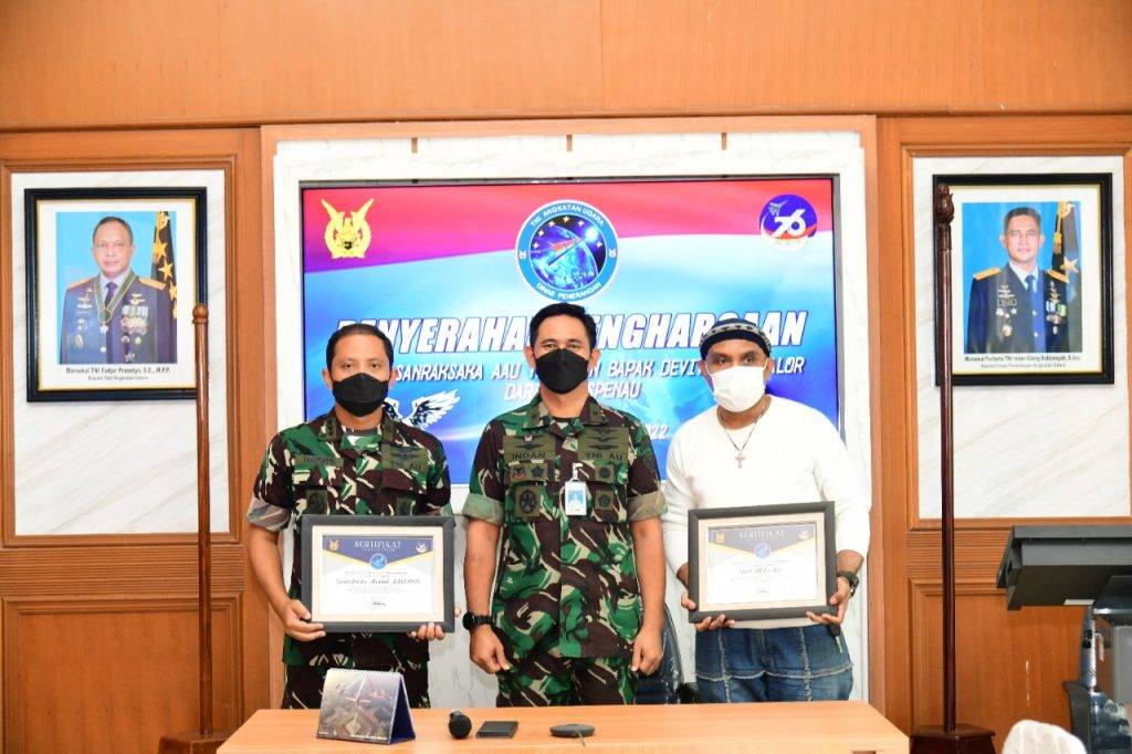 TNI AU Beri Apresiasi kepada Sanraksaka dan Musisi Devit Millu Alor