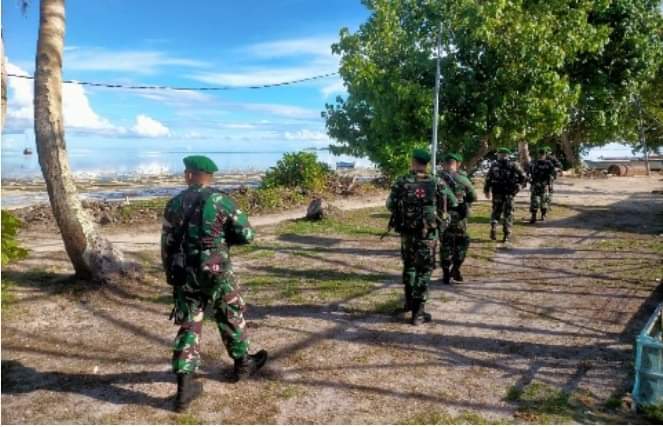 Berjalan Kaki Selama 2 Jam, Satgas TNI Patroli Di Pulau Terluar ...