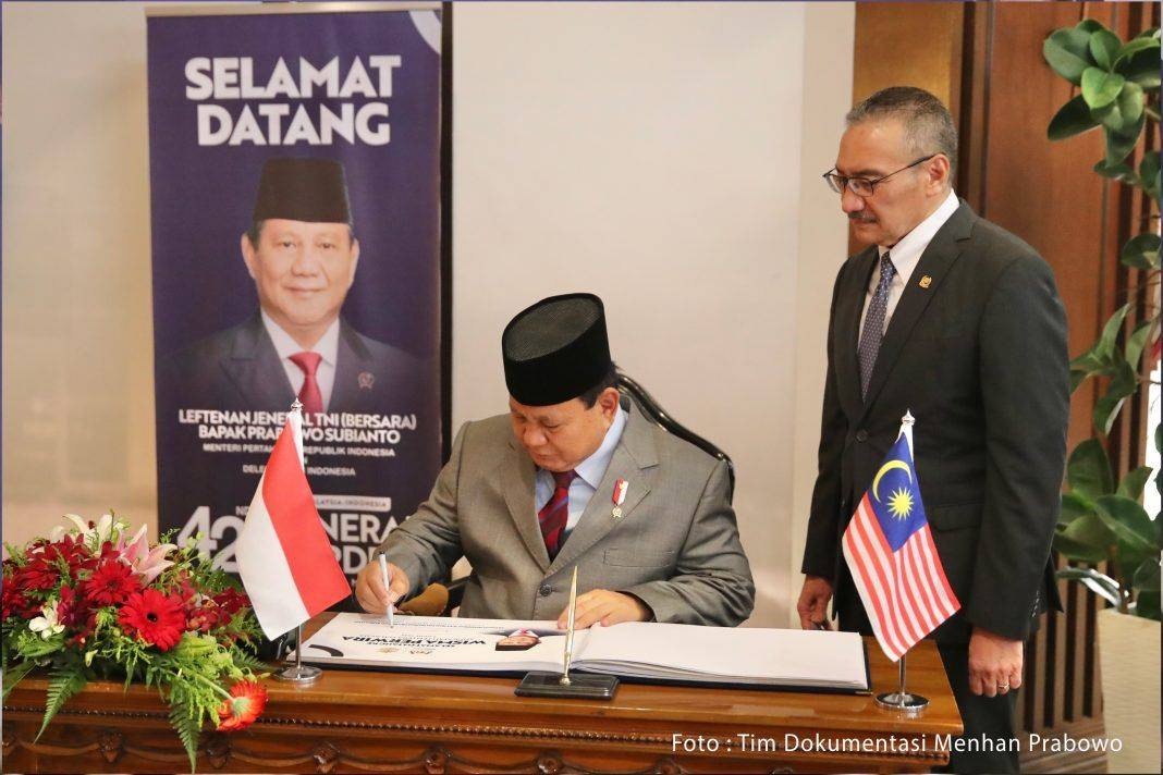 Kuala Lumpur, IDM - Menteri Pertahanan (Menhan) RI Prabowo Subianto bersama Menteri Pertahanan Senior Datuk Seri Hishammuddin Tun Hussein menandatangani Memorandum of Understanding (MoU)