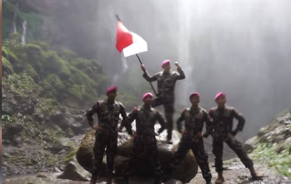Tim Jelajah Pasmar 2 Jadikan Tumpak Sewu sebagai Lokasi Pengibaran Bendera