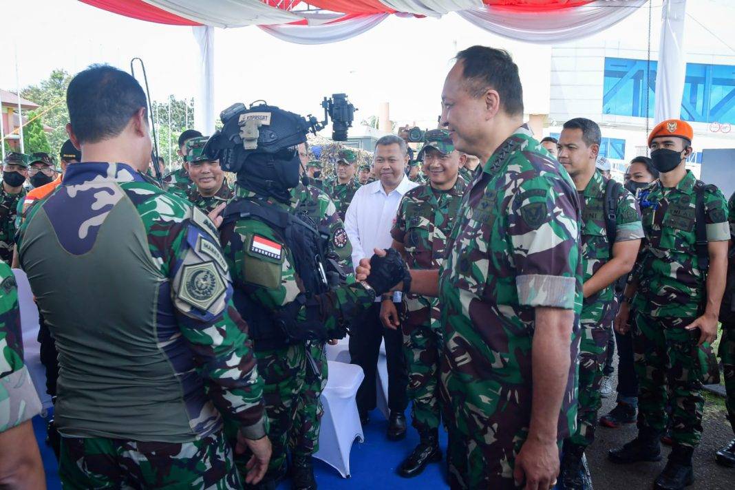 Kepala Staf Angkatan Udara (KSAU) Marsekal TNI Fadjar Prasetyo beserta sejumlah pejabat TNI Angkatan Udara (TNI AU) meninjau langsung Operasi Mobilitas Udara (OMU) berupa Airlanded Alutsista Hirain/Himars Rapid Infiltration and C-Rain (Caesar Rapid Infiltration).