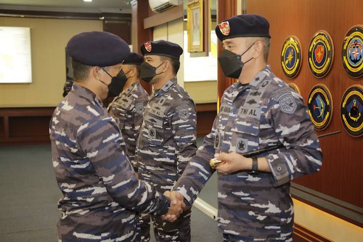 Pangkoarmada I Laksamana Muda TNI Arsyad Abdullah, memimpin acara pengambilan sumpah, penandatanganan pakta integritas dalam serah terima empat jabatan strategis di Koarmada I