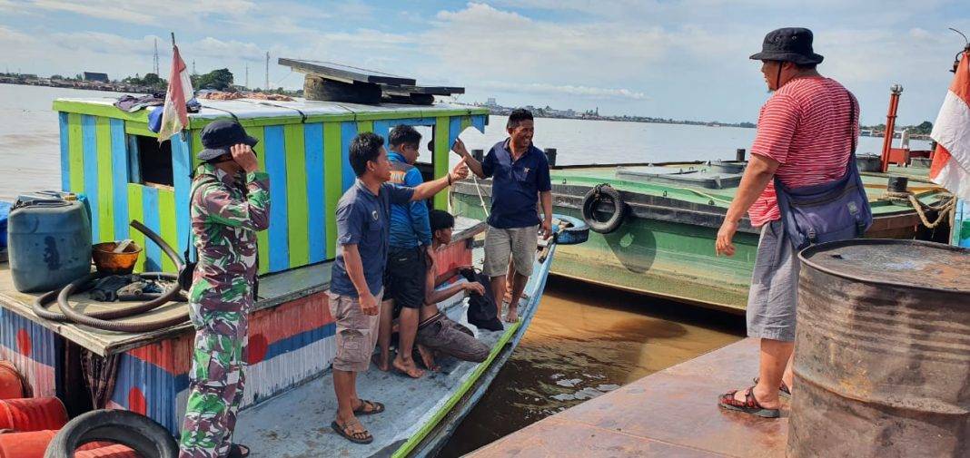 Satgas Intel Dispamsanal–Mandau L22 bekerjasama dengan Lanal Banjarmasin, menangkap dua kapal pengangkut bahan bakar minyak (BBM) ilegal bermuatan 97 drum (kurang lebih 19 ton) solar bersubsidi, di Sungai Kahayan, Kalimantan Tengah (Kalteng), Kamis (11/8).