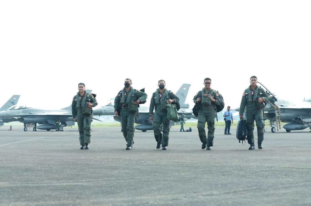 Sebanyak 18 unit pesawat tempur F-16 Fighting Falcon TNI Angkatan Udara (TNI AU) diagendakan untuk melaksanakan sejumlah demo udara (flypast) dan formasi terbang membentuk angka Tujuh Tujuh tepat di atas Istana Negara pada peringatan HUT ke-77 RI 17 Agustus mendatang.