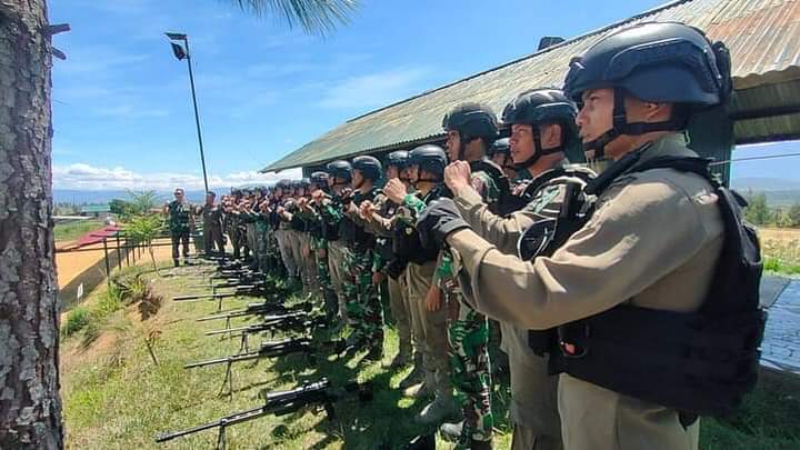 Kompak, TNI-Polri Gelar Latihan Menembak di Papua