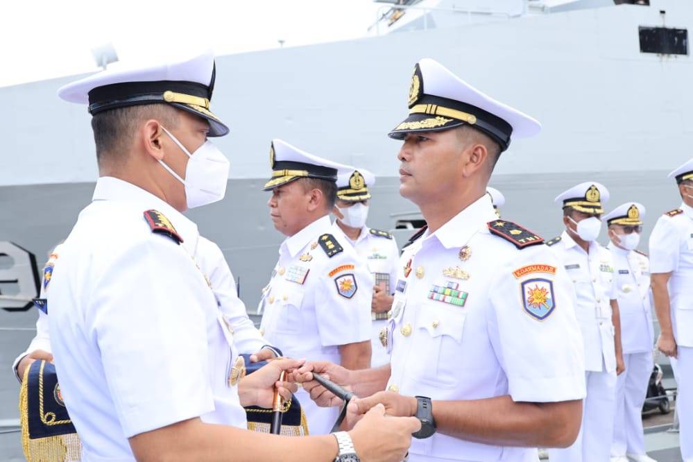 Mayor Laut Eko Resmi Pegang Tongkat Komandan KRI Layang-635