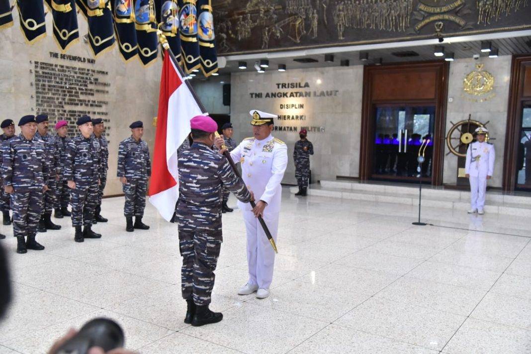 KSAL Serahkan Bendera ke Pasukan Pengibar Bawah Laut HUT ke-77 RI