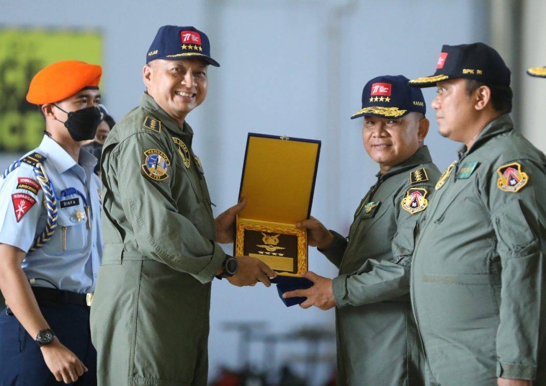KSAD Terima Wing Kehormatan Penerbang Kelas I Dari Kepada Kepala Staf Angkatan Udara