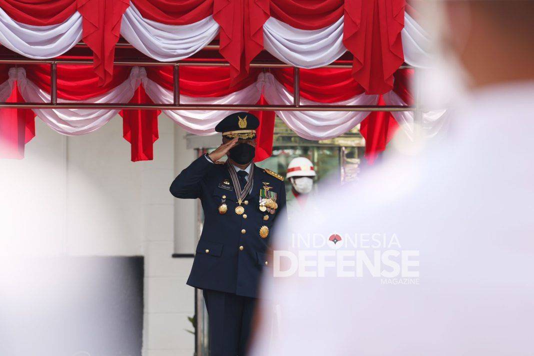 Momen KSAU Sematkan Bintang Swa Bhuwana Paksa Utama kepada Menhan Prabowo