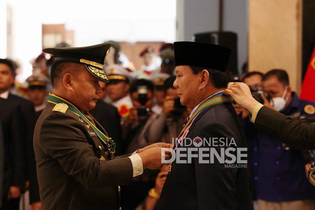 KSAD Sematkan Tanda Kehormatan Bintang Kartika Eka Paksi Utama kepada Menhan Prabowo