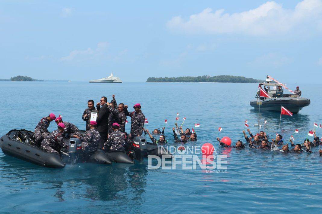 TNI AL Catat Rekor Muri Pengibaran Merah Putih Serentak di Bawah Laut