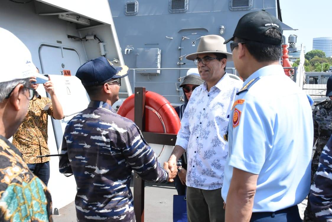 Tiba Di Darwin Australia, KRI RE Martadinata-331 Siap Ikut Latma Kakadu ...