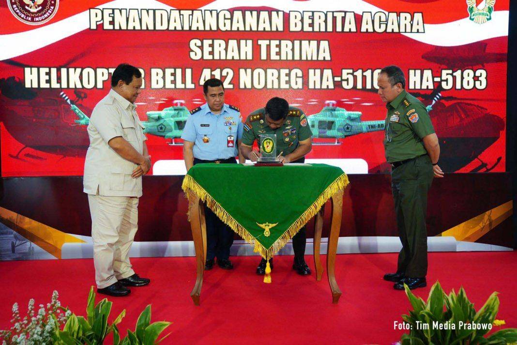Menhan Prabowo Saksikan Penandatanganan dan Penyerahan Dua Helikopter Bell-421