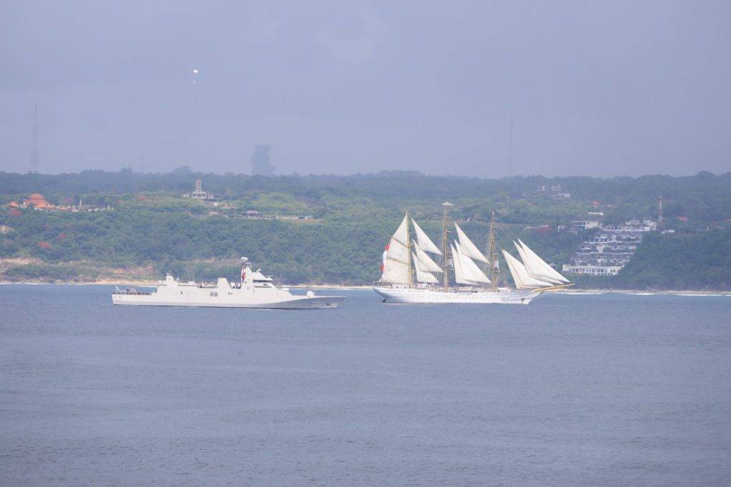 14 KRI TNI AL Sailing Pass di Perairan Bali