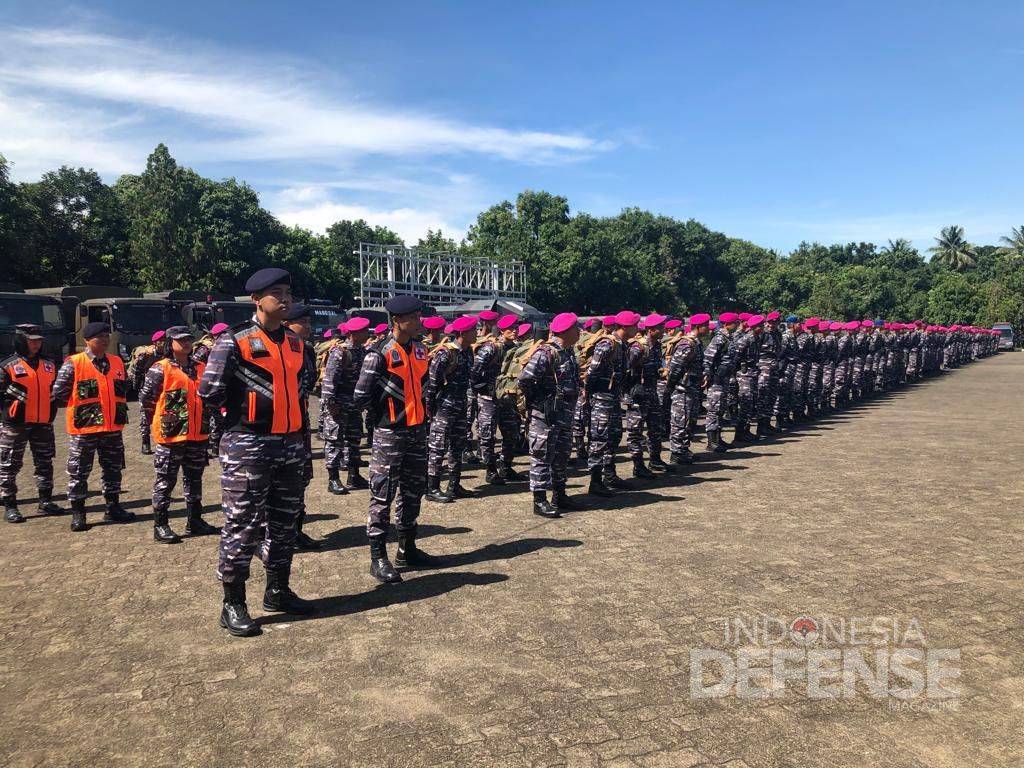 TNI AL kerahkan 500 personel Korps Marinir dan 25 truk untuk bantuan evakuasi korban pascagempa di Cianjur. IDM/Aini Tartinia