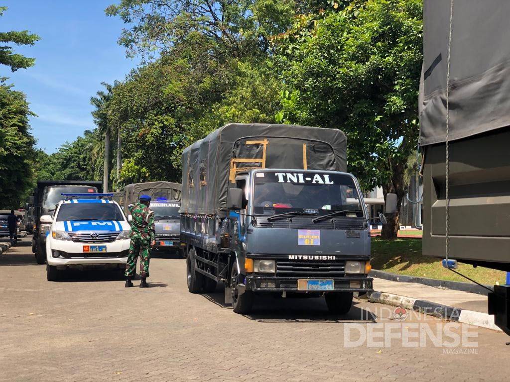 TNI AL kerahkan 500 personel Korps Marinir dan 25 truk untuk bantuan evakuasi korban pascagempa di Cianjur. IDM/Aini Tartinia
