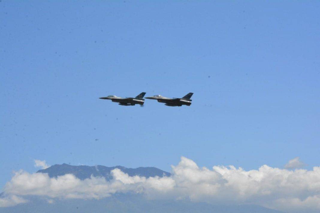 Jet Tempur F-16 TNI AU Fly Pass di Langit Bali