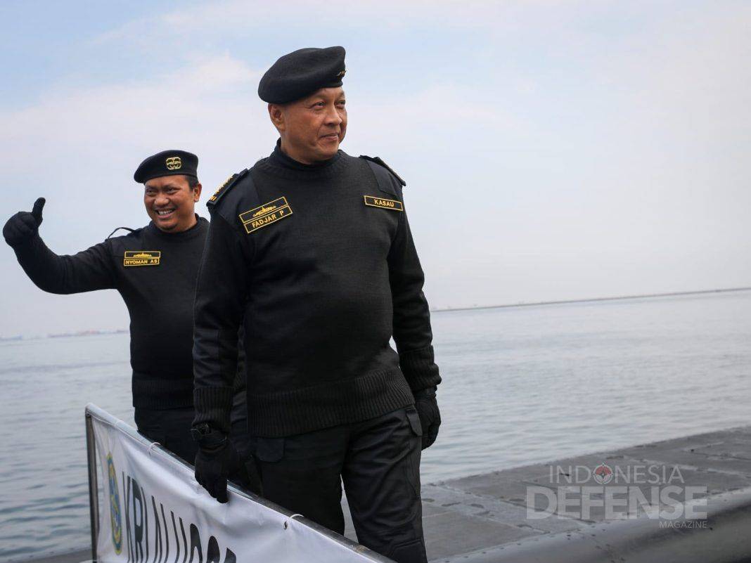 KSAU Dianugerahi Wing Kehormatan Hiu Kencana TNI AL