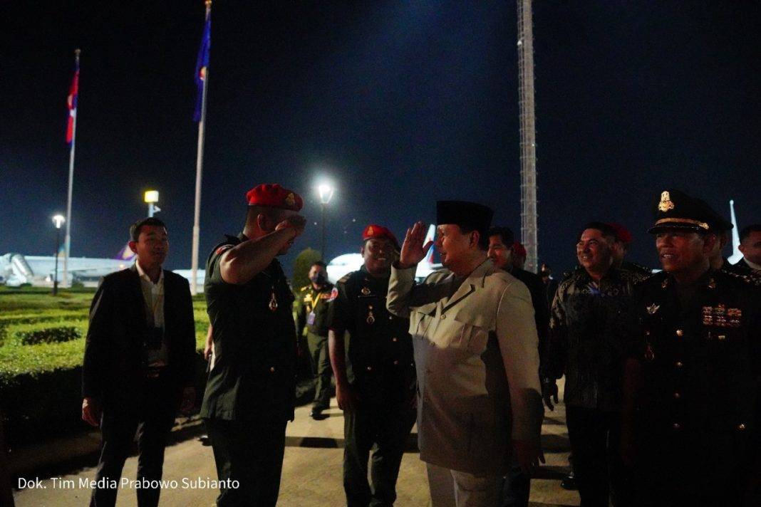 Kedatangan Menhan Prabowo di Kamboja Disambut Salam Komando