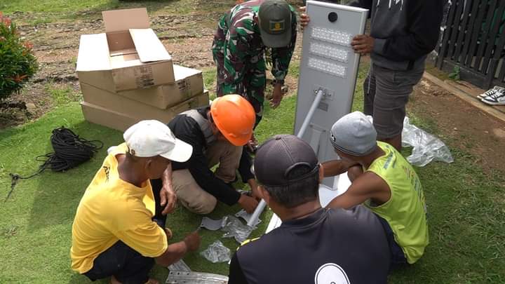 Kostrad Pasang 50 Titik Lampu Solar Cell di Sukabumi