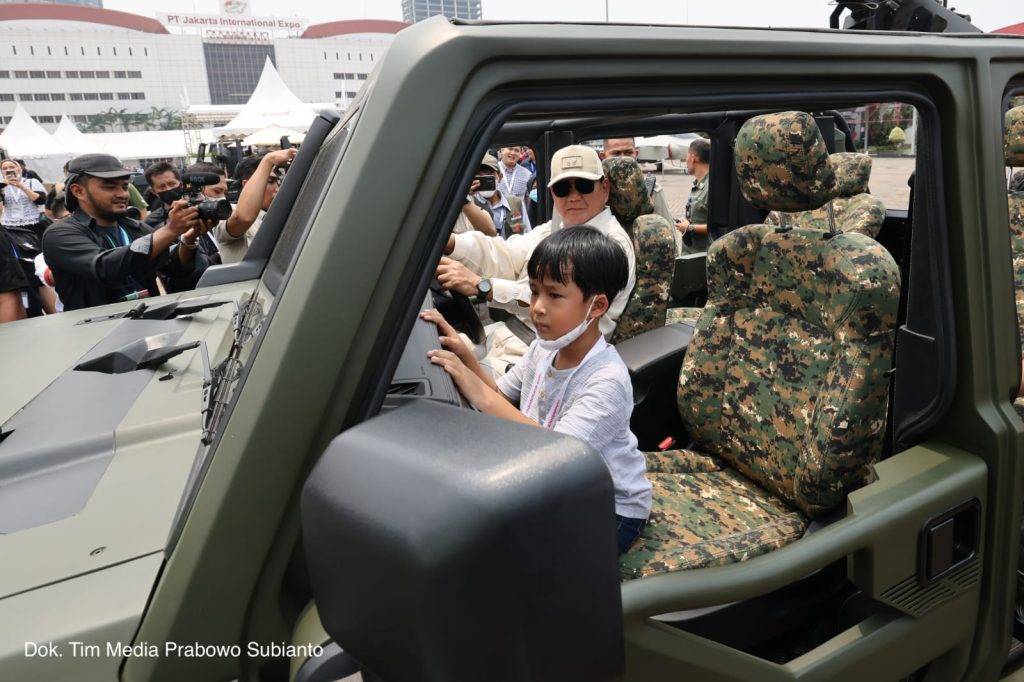 Menhan Prabowo Ajak Warga Berkeliling Lokasi Indo Defence 2022