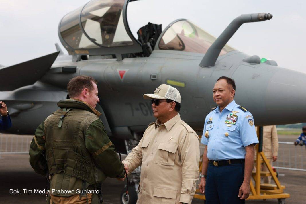 Menhan Prabowo Cek Kokpit Jet Tempur Rafale