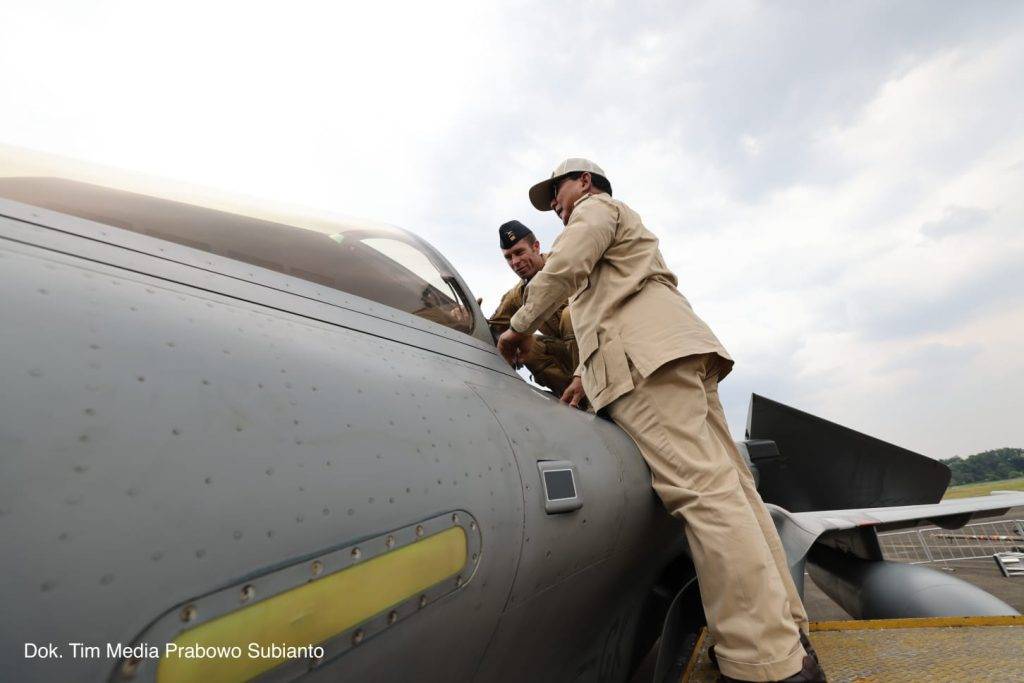 Menhan Prabowo Cek Kokpit Jet Tempur Rafale