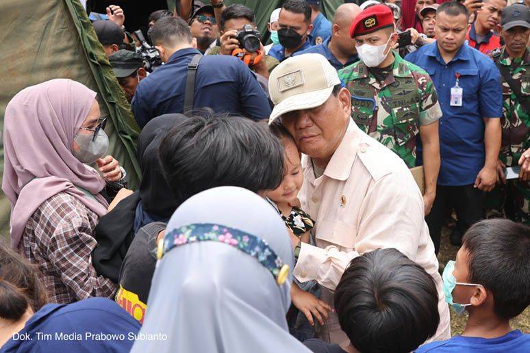 Menhan Prabowo Tak Henti Cium dan Peluk Anak-anak Korban Gempa Cianjur