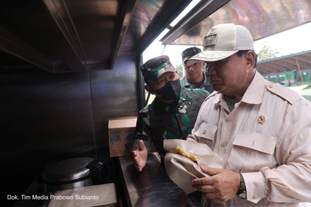 Momen Menhan Prabowo Makan Bakwan Tahu di Dapur Pengungsi Gempa Cianjur