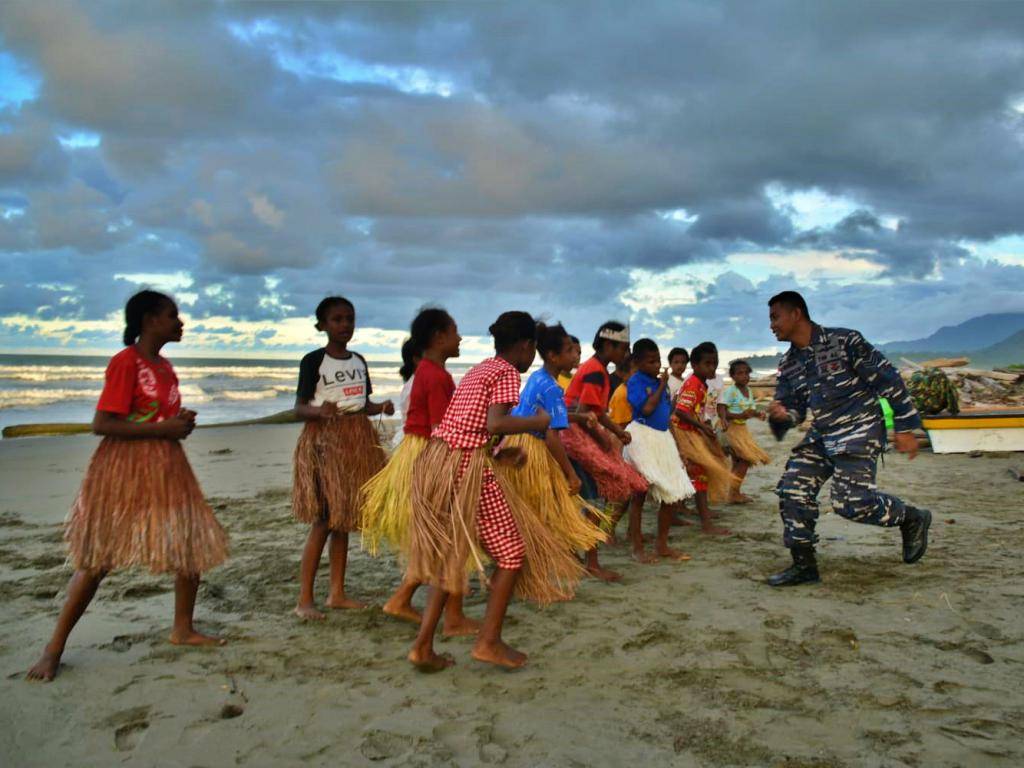 Prajurit Posal Skouw Sae Bantu Mengajar Siswa di Perbatasan Indonesia-Papua Nugini