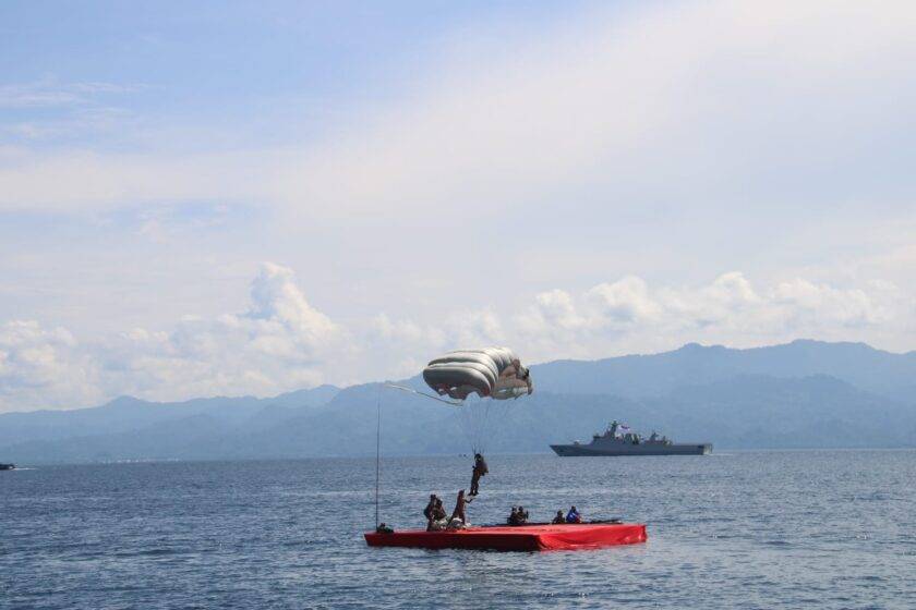 Puluhan Penerjun Marinir Meriahkan Sail Tidore