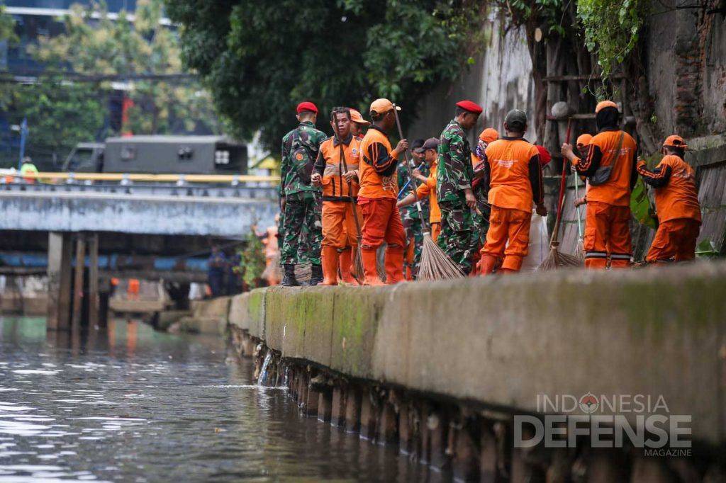 Jaga Kebersihan Sungai, Gabungan Prajurit TNI Gelar Susur Sungai ...