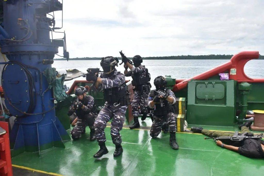 Satkopaska Koarmada III Simulasi Pembebasan Sandera dan Tanker di Sorong