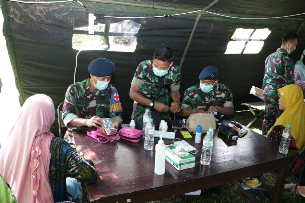 TNI AU terus bergerak cepat merespons bencana gempa bumi di Cianjur, Jawa Barat. Setelah melakukan pantauan udara, matra udara melanjutkan kegiatan penanggulangan korban terdampak di darat.