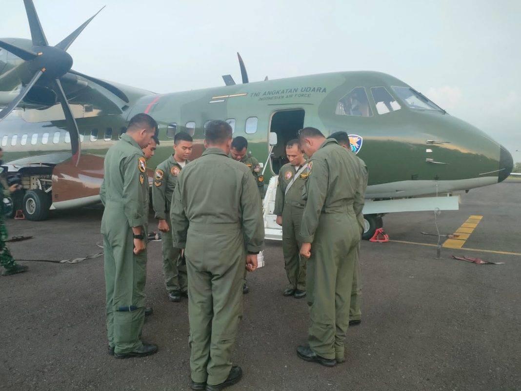 TNI AU Kirim Pesawat CN-295 Bantu Pencarian Helikopter BO-105 Polri
