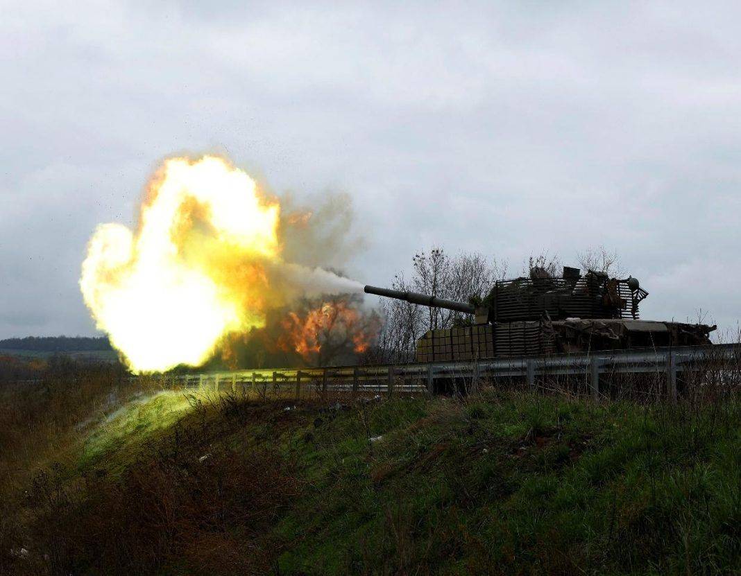 Tentara Ukraina menembakkan peluru di Donbas Timur