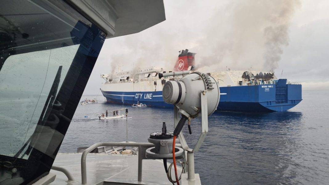 Tiga Kapal TNI AL Evakuasi 258 Penumpang Kapal Terbakar ke Banyuwangi