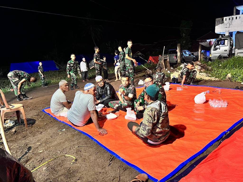 Yonif Raider 300 Menghibur Warga Korban Gempa Cianjur dengan Adu Bako